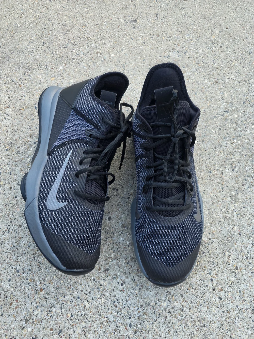 Nike Men's LeBron Witness IV Sneaker  Men Size 11